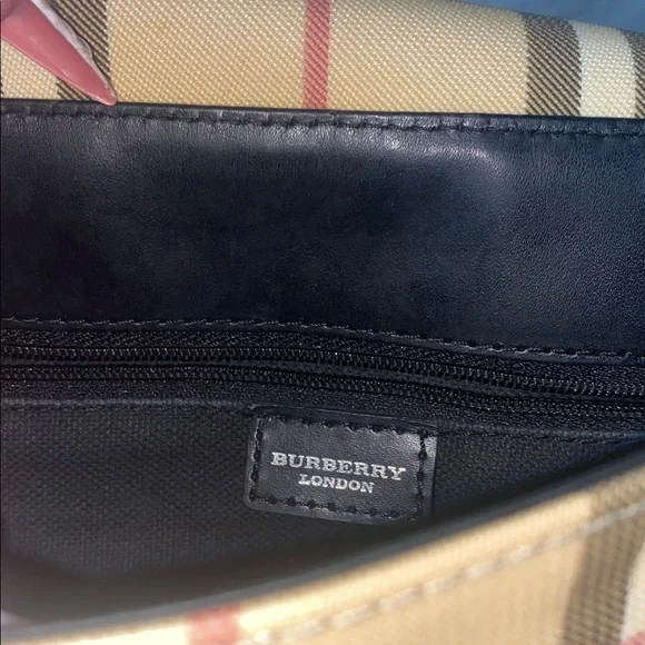 GUC Burberry Nova Check Messenger Bag - Picture 9 of 10
